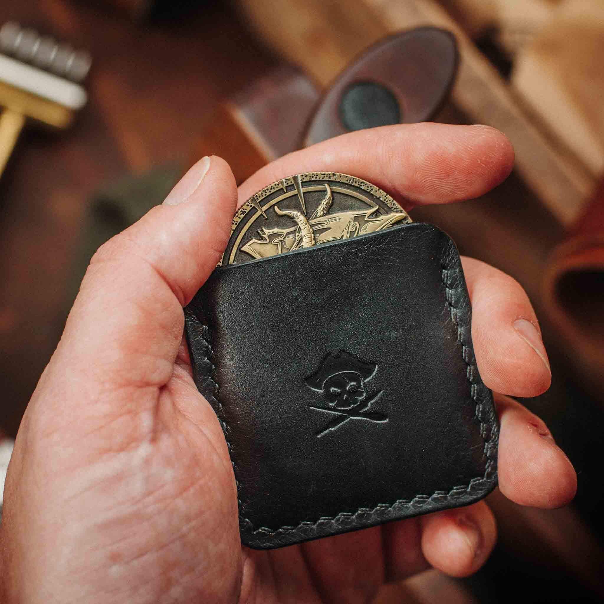 チャレンジコインレザースリップ - ペソポケットv3、ハンドメイドレザーコインホルダー、ミリタリーチャレンジコイン用のミニマリストレザースリップ