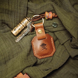Porta AirTag in pelle - Portachiavi in pelle EDC con bussola Custodia per Apple AirTag in pelle Regalo per uomo Custodia EDC in pelle nera fatta a mano