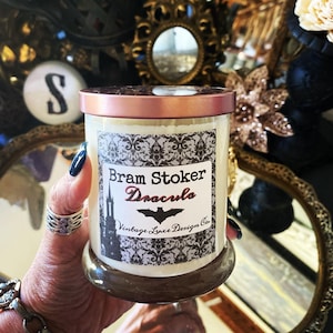 Bram Stoker 10 oz Bougie à la cire de soja | Bougie Dracula | Cadeau pour les amoureux des livres