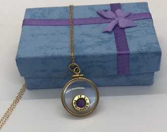 Medalhão feito à mão com visão de bala de 9 mm preenchido com ouro 14k, finalizado com uma pedra preciosa de ametista genuína de 0,5 CT e 5 mm, aniversário de fevereiro
