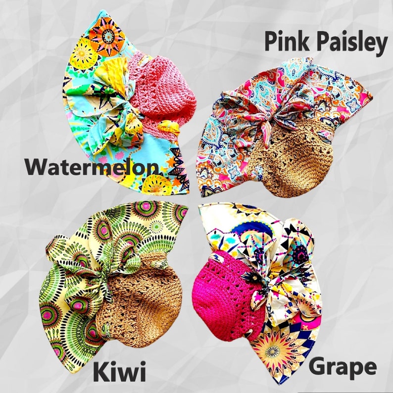 K&ouml;nnte beinhalten: Vier Sonnenh&uuml;te mit verschiedenen gemusterten Stoffen und Strohr&auml;ndern. Die H&uuml;te sind mit "Watermelon", "Pink Paisley", "Kiwi" und "Grape" beschriftet.