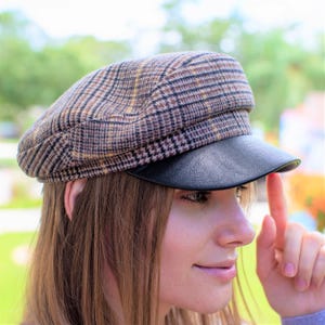 Cappello Invernale Donna JowTreex In Tweed A Quadri, Modello Newsboy Con Visiera E Catena - 2