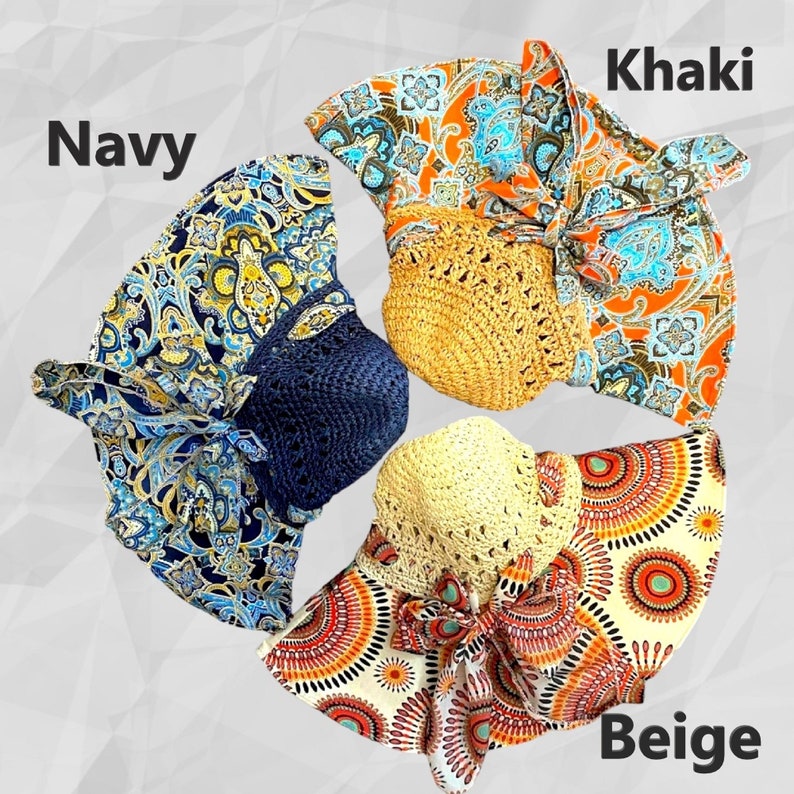 K&ouml;nnte beinhalten: Drei Sonnenh&uuml;te in verschiedenen Farben und Mustern. Die H&uuml;te sind marineblau, khaki und beige. Der marineblaue Hut hat ein Paisley-Muster, der Khaki-Hut ein Blumenmuster und der beige Hut ein geometrisches Muster.