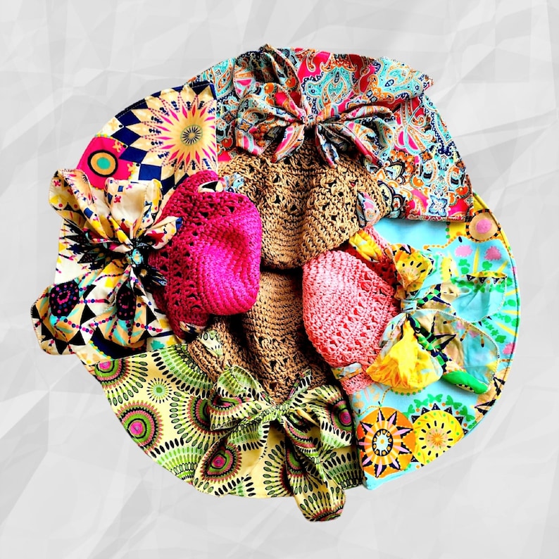 K&ouml;nnte beinhalten: Eine bunte Auswahl an Stoffresten und geh&auml;kelten H&uuml;ten, die in einem Kreis angeordnet sind. Die Stoffreste zeigen verschiedene florale und geometrische Muster in den Farben Rosa, Blau, Gelb, Gr&uuml;n und Braun.