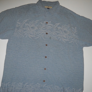 Vintage Tommy Bahama, Men&#39;s Large, Authentic Island Crafted 100% Silk Hawaiian Style Short Sleeve, Button Front Blue & White Shirt INV97 **