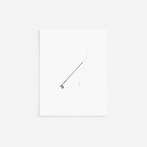 ミニフライロッドノートカード、空白のカードと封筒、ペンとインクの細いラインの釣りアートワーク、白黒の絵、ミニマリストの文房具セット