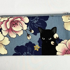 青い黒ネコ猫のペンケース。裏地とインターフェースが付いており、柔らかく丈夫な感触です。アメリカで愛情を込めて手作り。生地は日本製です。