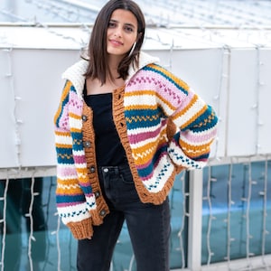 Cardigan patchwork, cardigan en tricot, cardigan au crochet, cardigan coloré, pull patchwork