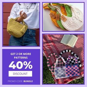 Pu&ograve; includere: Modelli di borse all'uncinetto con uno sconto del 40% all'acquisto di 2 o pi&ugrave; modelli. Utilizza il codice BUNDLE. L'immagine mostra una variet&agrave; di borse all'uncinetto in diversi colori e stili, tra cui una piccola borsa gialla, una grande borsa bianca e un set di tre borse pi&ugrave; piccole con motivi a scacchi.