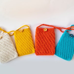Puede incluir: Cuatro estuches para tel&eacute;fono de ganchillo en diferentes colores: blanco, amarillo, naranja y azul. Cada estuche tiene un cierre de bot&oacute;n y una correa larga.
