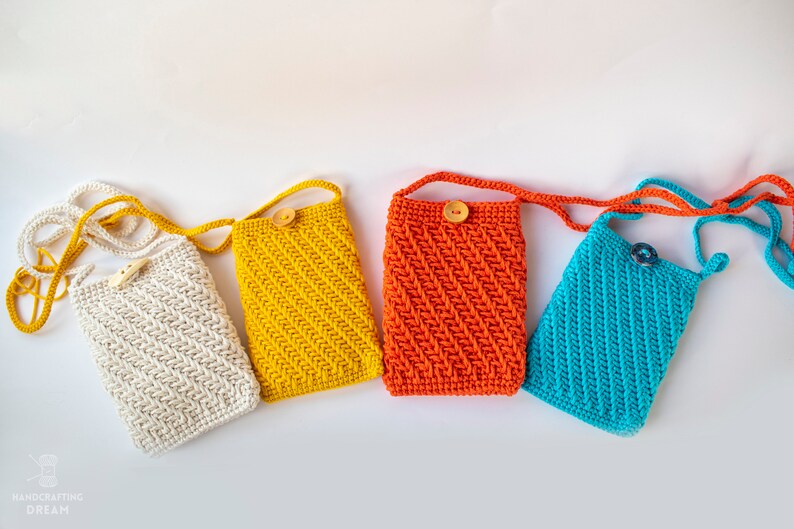 Puede incluir: Cuatro estuches para tel&eacute;fono de ganchillo en diferentes colores: blanco, amarillo, naranja y azul. Cada estuche tiene un cierre de bot&oacute;n y una correa larga.