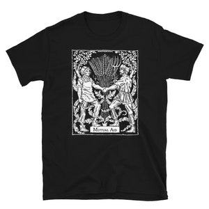 Op de afbeelding: Zwart T-shirt met een witte illustratie van twee mensen die samenwerken op een veld. De illustratie is omgeven door een zwart kader met de tekst "Mutual Aid" onderaan.