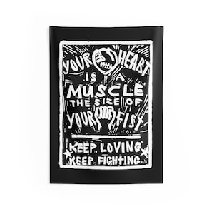 Op de afbeelding: Zwart-wit grafisch ontwerp met de tekst "YOUR HEART IS A MUSCLE THE SIZE OF YOUR FIST KEEP LOVING KEEP FIGHTING".