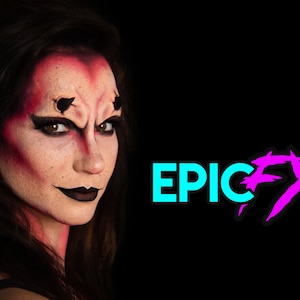 Op de afbeelding: Een vrouw met rode en zwarte make-up, inclusief hoorns, kijkt naar rechts. De achtergrond is zwart met de tekst "EPIC FX" in blauw en roze.