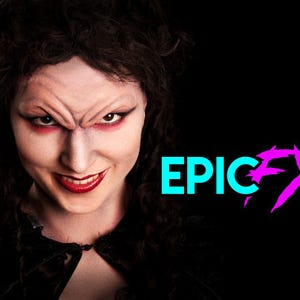 Może przedstawiać: Osoba z dramatycznym makijażem, w tym czerwoną szminką i cieniem do powiek, oraz złowrogim wyrazem twarzy. Obraz zawiera tekst "EPIC FX" w kolorze turkusowym i różowym na czarnym tle. Osoba ma ciemne, kręcone włosy.