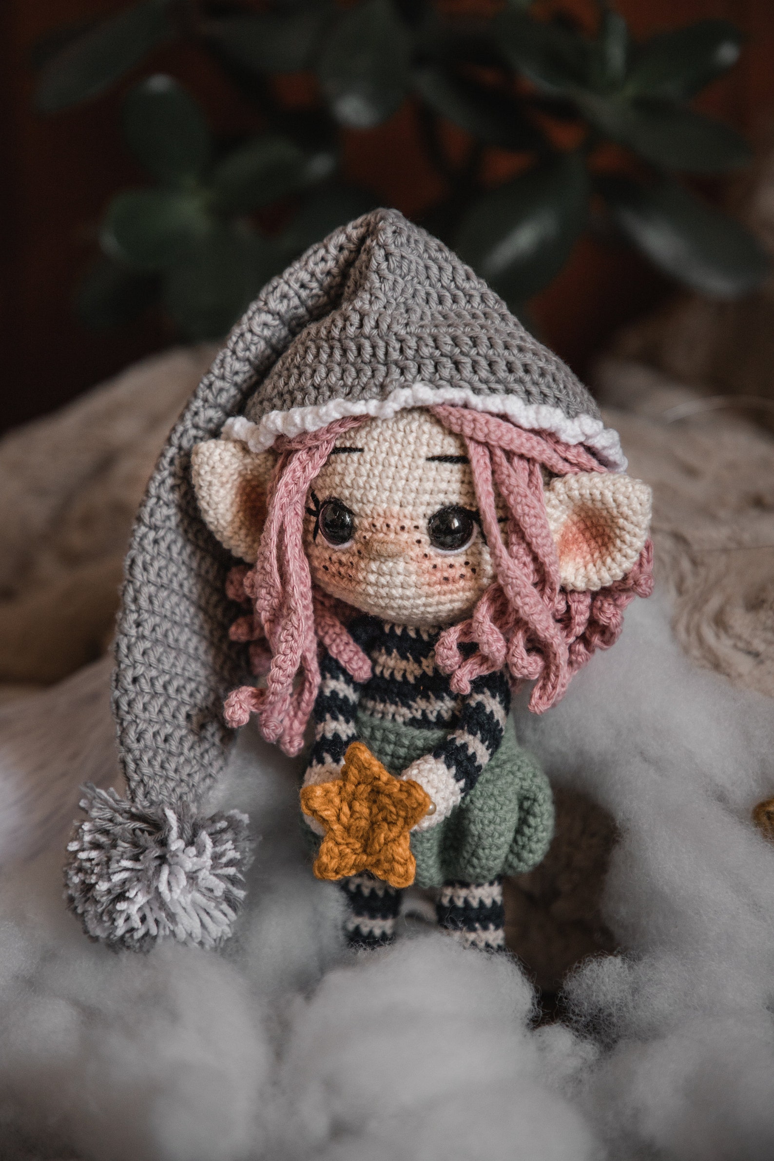 Вязаные гномы крючком схемы. Эльф крючком схема и описание амигуруми. Уши для куклы крючком. Вязаный эльф крючком с описанием. Описание эльфа крючком.