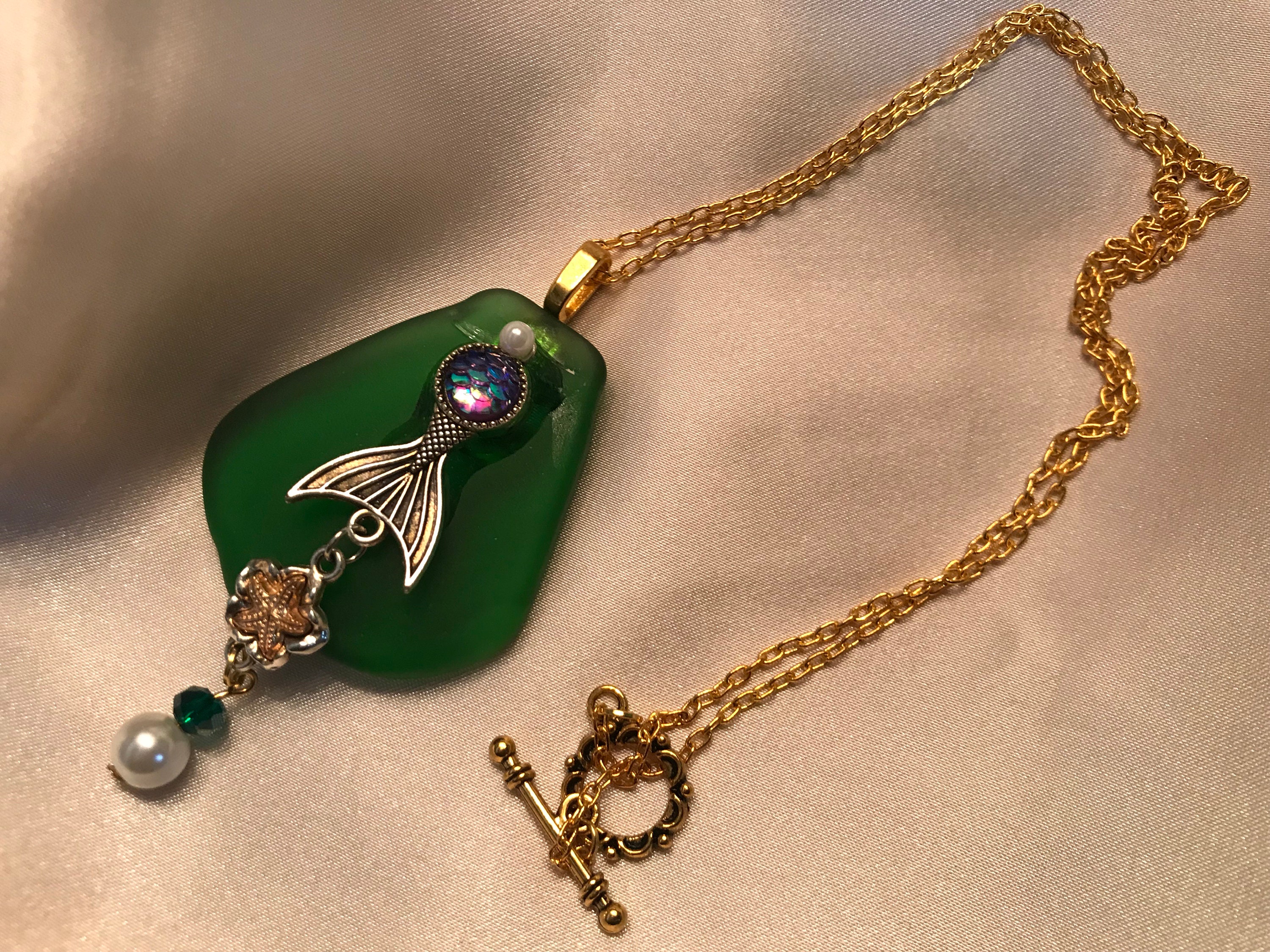 EMERALD SEA GLASS PENDANT NECKLACE WITH CHARMS AND GOLD TONE CABLE CHAIN