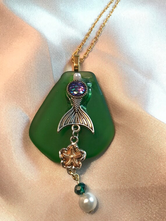 EMERALD SEA GLASS PENDANT NECKLACE WITH CHARMS AND GOLD TONE CABLE CHAIN 