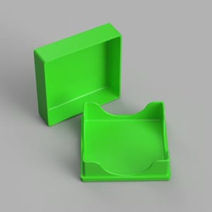 Può includere: Una scatola quadrata in plastica verde lime brillante con coperchio separato. La base presenta un ritaglio su un lato, mentre il coperchio è un semplice contenitore quadrato. Entrambi i pezzi sono di colore solido con una finitura opaca liscia.
