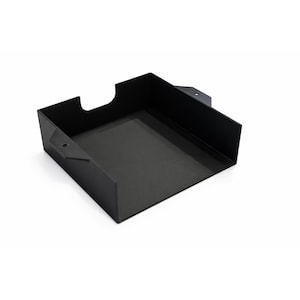 Pode incluir: Uma bandeja de metal preto com formato retangular e um recorte em um dos lados. A bandeja tem uma base plana e laterais elevadas, com um pequeno orifício na lateral. A bandeja foi projetada para segurar itens.