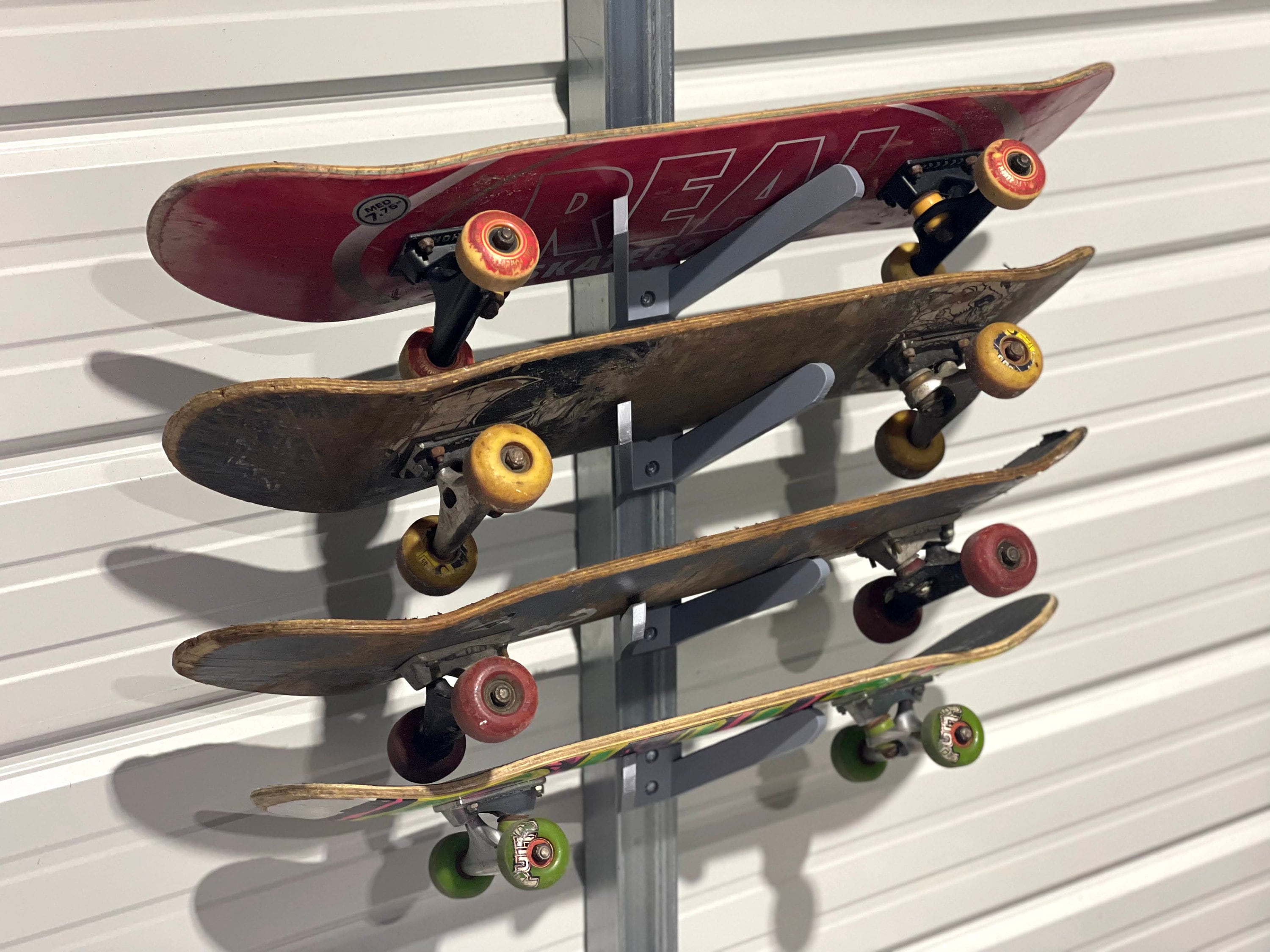 Double vertical skateboard wall mount