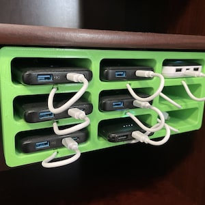 Opberghouder en laadstation voor accubank voor onder bureau