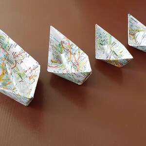 Vier schöne PAPIERSCHIFFCHEN aus Landkarten - Tischdeko zur Hochzeit, Taufe, Geburtstag