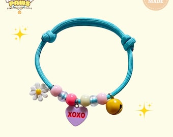 Handgefertigtes Halsband aus Paracord mit Blumen Anhängern & Herz Anhängern