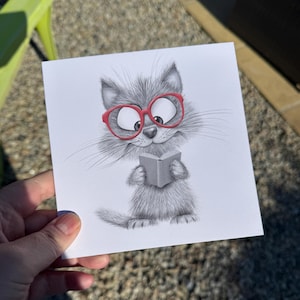 Niedliche Katzen Grußkarte | Handgezeichnete quadratische Karte | Rote Gläser Katze | 350 g/m² Recycling-Karton | Innen leer | Geschenk für Bücherliebende & Katzenfans
