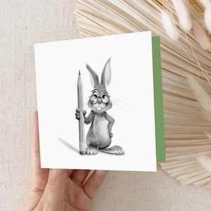 Carte de voeux drôle de lapin, carte carrée dessinée à la main, lapin avec crayon et lunettes, cadeau carte recyclée vierge à l'intérieur pour écrivains et lecteurs