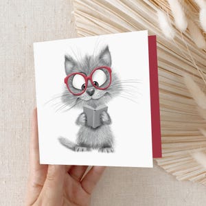 Carte de voeux mignonne de chat | carte carrée dessinée à la main | Chat à lunettes rouges | recyclée 350 g | Blanc à l'intérieur | Cadeau pour les amateurs de lecture et les fans de chats