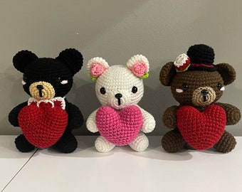 かぎ針編みのバレンタインデークマぬいぐるみ - ハートのぬいぐるみを