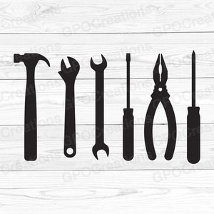 Puede incluir: Un conjunto de seis herramientas de silueta negra sobre un fondo de madera blanca. Las herramientas incluyen un martillo, una llave, un destornillador, unos alicates y dos destornilladores.