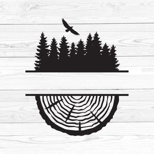 Pode incluir: Silhueta preta e branca de um design de monograma dividido com uma linha de árvores e um pássaro voando no topo e uma fatia de tronco de árvore na parte inferior.