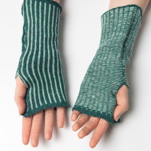 Gants tricotés en laine mérinos à rayures image 2