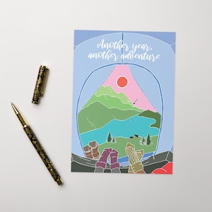 Cartão de aniversário de aventura - Vista da tenda com montanhas, lago e ursos