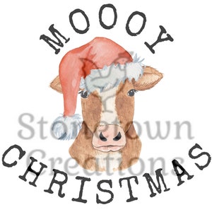 Peut inclure: Une vache brune et blanche portant un bonnet de Père Noël rouge avec une bordure blanche. Le texte "MOOOY CHRISTMAS" est écrit en noir, en police de caractères de machine à écrire autour de la tête de la vache.