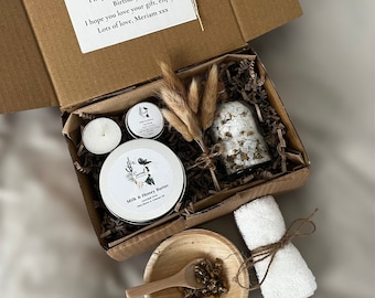 Könnte beinhalten: Eine Geschenkbox gefüllt mit Bade- und Körperprodukten, darunter eine Kerze, Badesalz, Körperbutter und eine kleine Schale mit getrockneten Blumen. Die Box ist mit einem handgeschriebenen Zettel verziert, auf dem steht "To Amy, Happy Birthday!! I hope you have a lovely Birthday. I hope you love your gift, enjoy Lots of love, Meriam xxx".