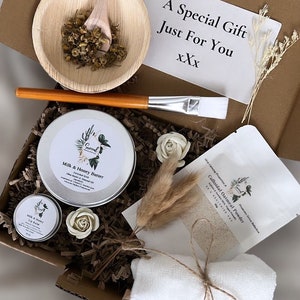 Set regalo spa per la cura della pelle vegana per lei, pacchetto di cura personalizzato per lei, confezione regalo spa comfort, maschera all&#39;argilla, balsamo per labbra alla rosa e crema naturale