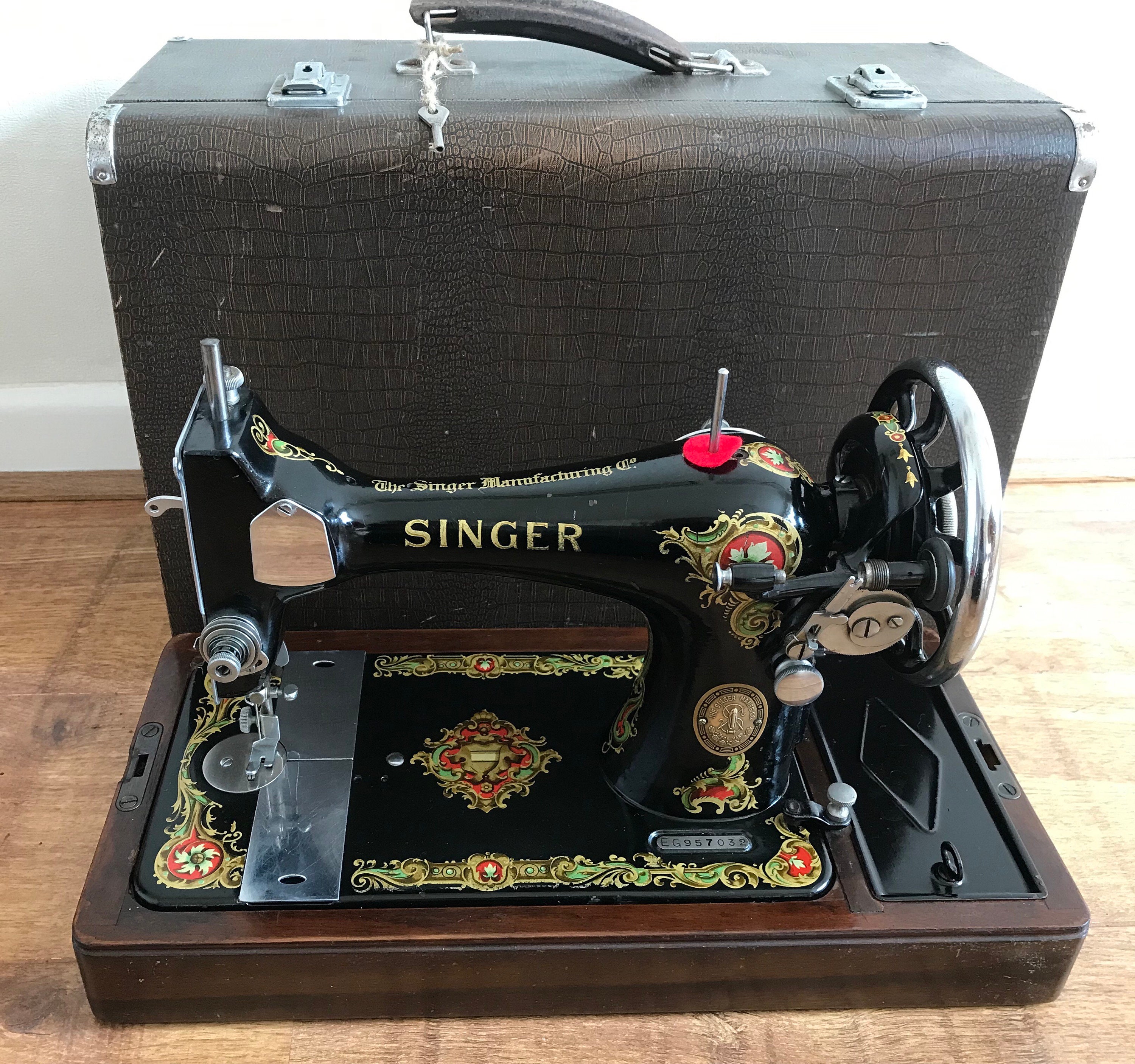 Vintage Singer 128K Handcranked la Vencedora Sewing Machine With Case and  Attachments 1951 