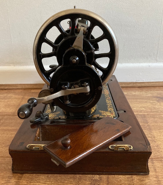 Antique Jones Family CS 'queen Alexandra' Hand Cranked Sewing