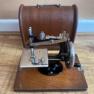 Rara macchina da cucire a punto catenella in miniatura vintage LEAD con custodia, anni &#39;30 circa