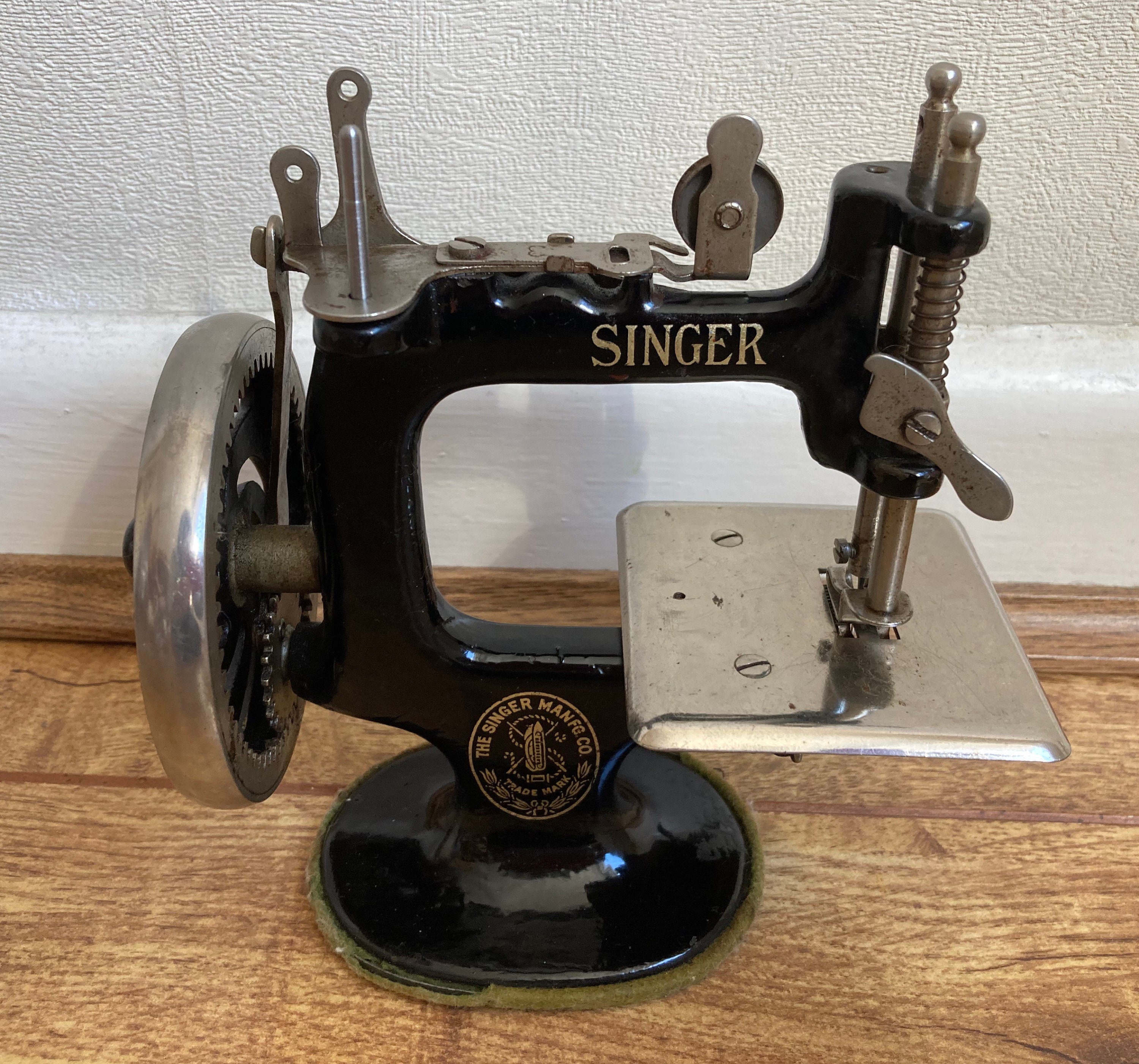 Vintage Childs Singer Sewing Machine Model 20 – Duckwells