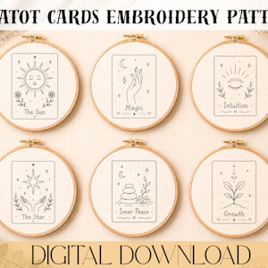 Peut inclure: Six cerceaux de broderie avec des motifs de cartes de tarot. Chaque carte présente une illustration différente, notamment le soleil, une main, un œil, des étoiles, des pierres empilées et une plante. Le texte "20 TATOT CARDS EMBROIDERY PATTERN" et "DIGITAL DOWNLOAD" sont visibles.
