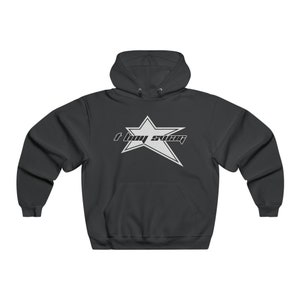 Puede incluir: Una sudadera con capucha gris oscuro con una estrella blanca y el texto "boy swag" en negro.