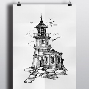 Puede incluir: Un dibujo en blanco y negro de un faro en una costa rocosa. El faro tiene una torre alta con un peque&ntilde;o edificio adjunto. Hay p&aacute;jaros volando en el cielo sobre el faro.