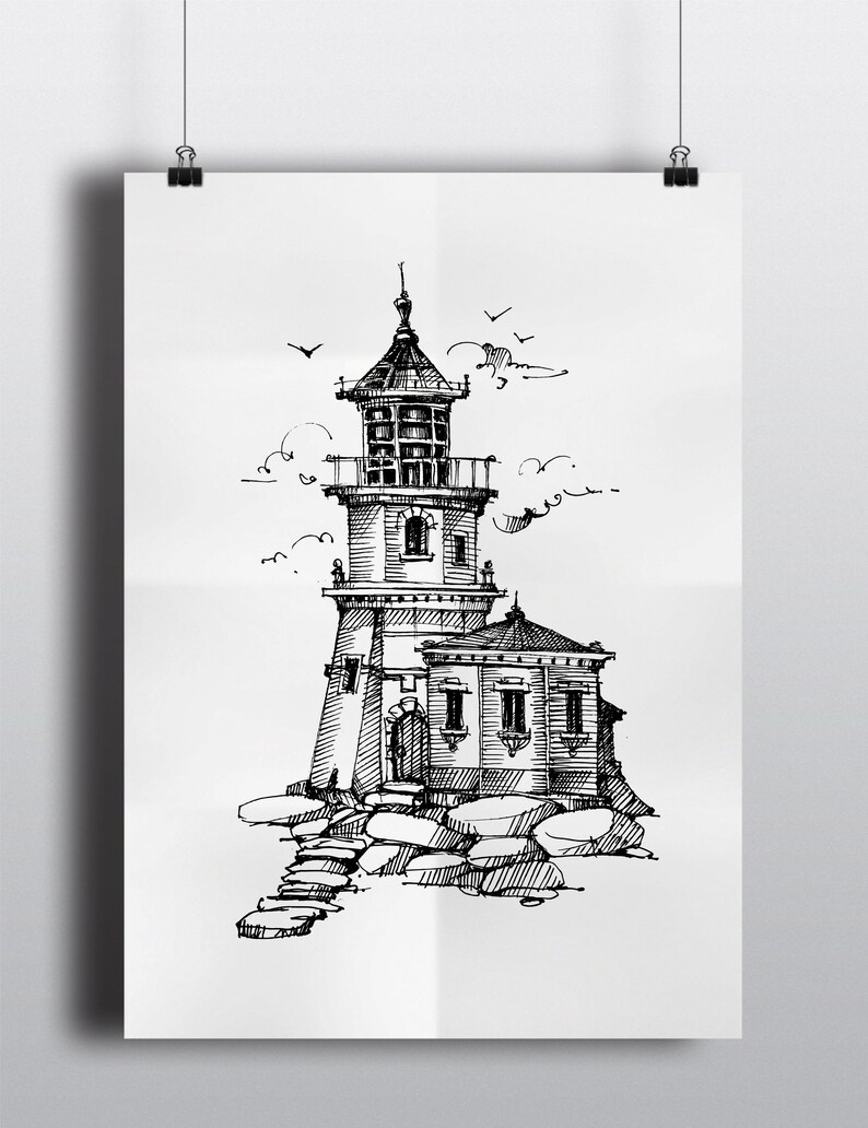 Puede incluir: Un dibujo en blanco y negro de un faro en una costa rocosa. El faro tiene una torre alta con un peque&ntilde;o edificio adjunto. Hay p&aacute;jaros volando en el cielo sobre el faro.