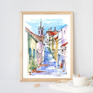 Puede incluir: Pintura acuarela de una calle estrecha en una ciudad europea. La calle está bordeada de edificios coloridos, y se puede ver una torre de iglesia en la distancia. La pintura está hecha en un estilo suelto e impresionista.