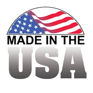 Może przedstawiać: Wz&oacute;r amerykańskiej flagi w kolorze czerwonym, białym i niebieskim z tekstem "MADE IN THE USA" czarnymi literami.