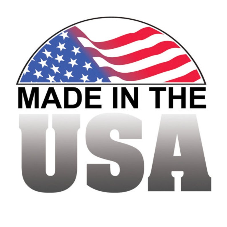 Może przedstawiać: Grafika z napisem "MADE IN THE USA" pogrubionymi, szarymi literami. Nad tekstem znajduje się p&oacute;łkolisty wz&oacute;r przedstawiający amerykańską flagę z czerwono-białymi pasami i niebieskimi gwiazdami.